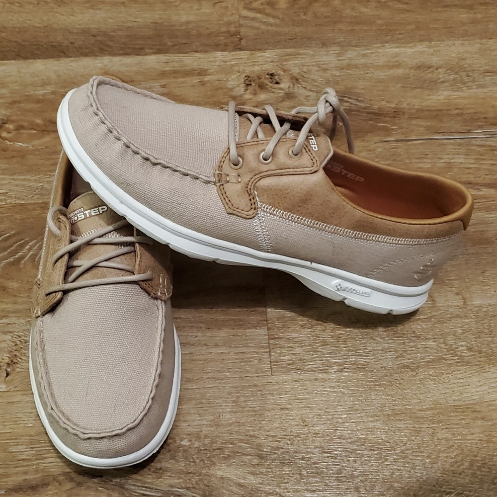 WOMENS size 8.5 canvas boat shoes. Brand NEW.!!